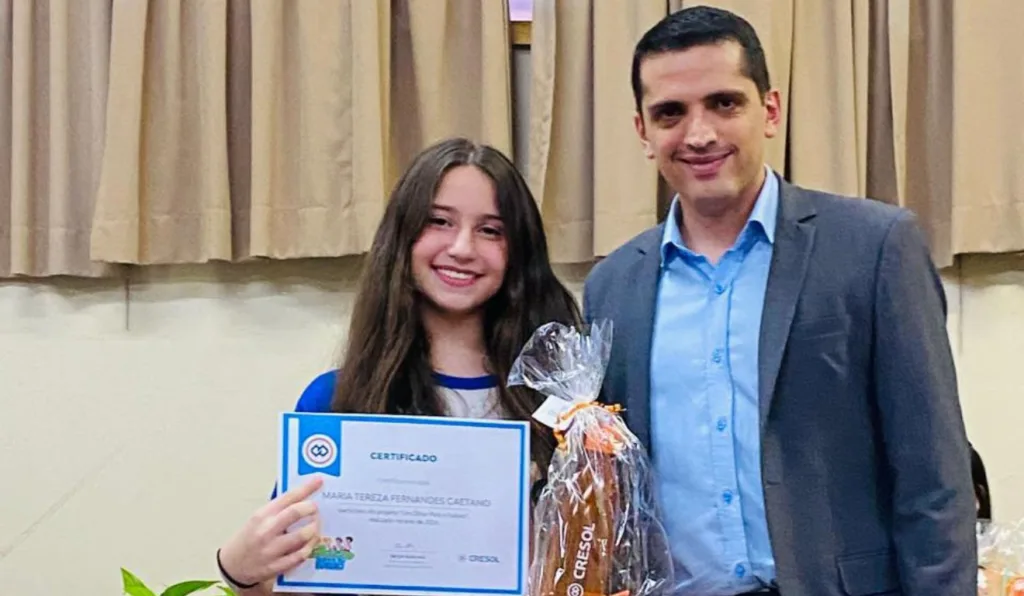 aluna Maria Tereza, de 11 anos, participa de projeto da cresol
