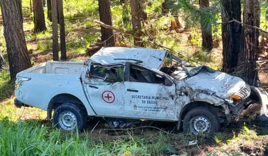 Caminhonete ambulância ficou destruída após capotamento no Contorno Leste