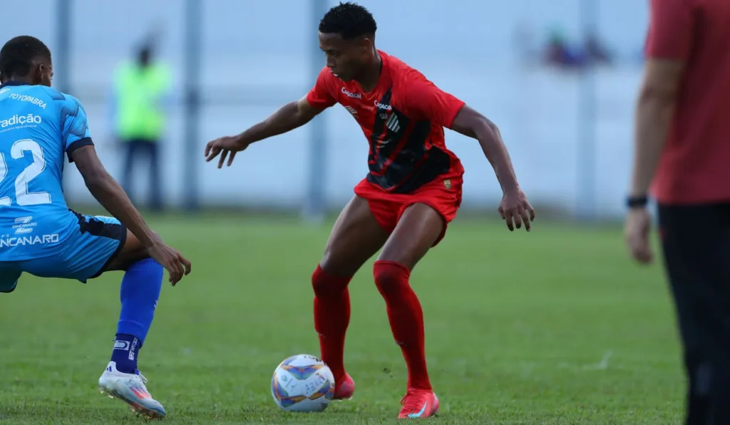 Isaac em ação em Azuriz x Athletico