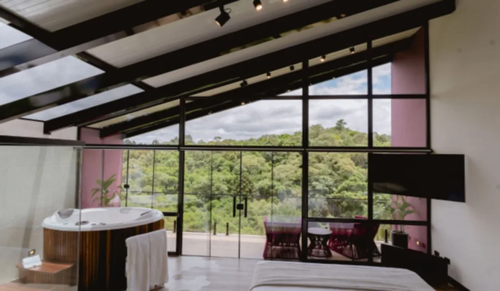 Cabana moderna em meio a natureza.