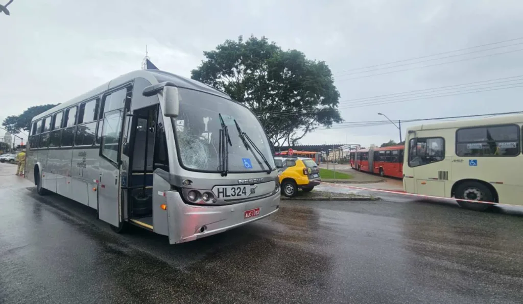 Jovem morreu atropelado em frente a terminal de ônibus, em Curitiba