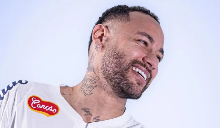 Neymar em foto de apresentação no Santos