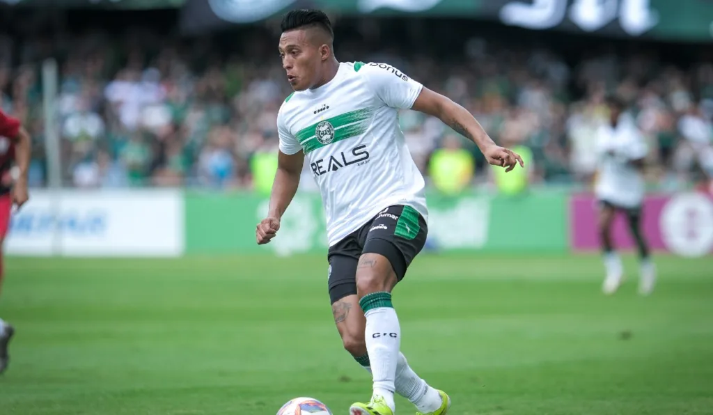 Sebastian Gómez, do Coritiba, em ação no Atletiba