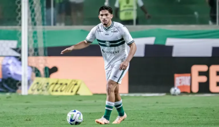 Coritiba rescinde com o volante Andrey