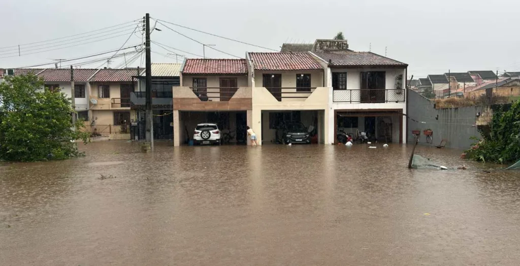Inmet emite alerta laranja para fortes chuvas e ventos intensos no Paraná