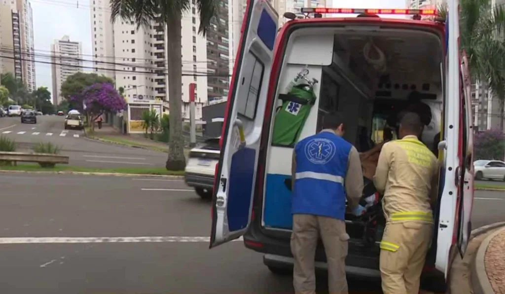 Homem sofre descarga elétrica enquanto lava louça em cafeteria