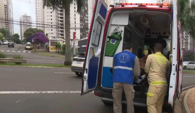 Homem sofre descarga elétrica enquanto lava louça em cafeteria