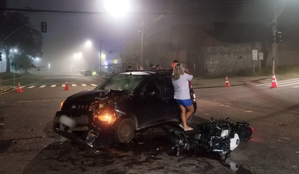 Motociclista furou várias preferenciais antes de colidir com carro de família