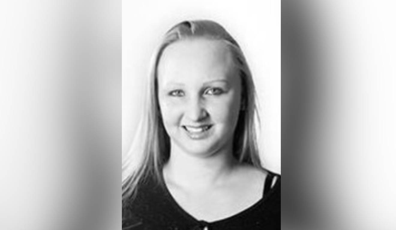 Mulher loira em foto preta e branca