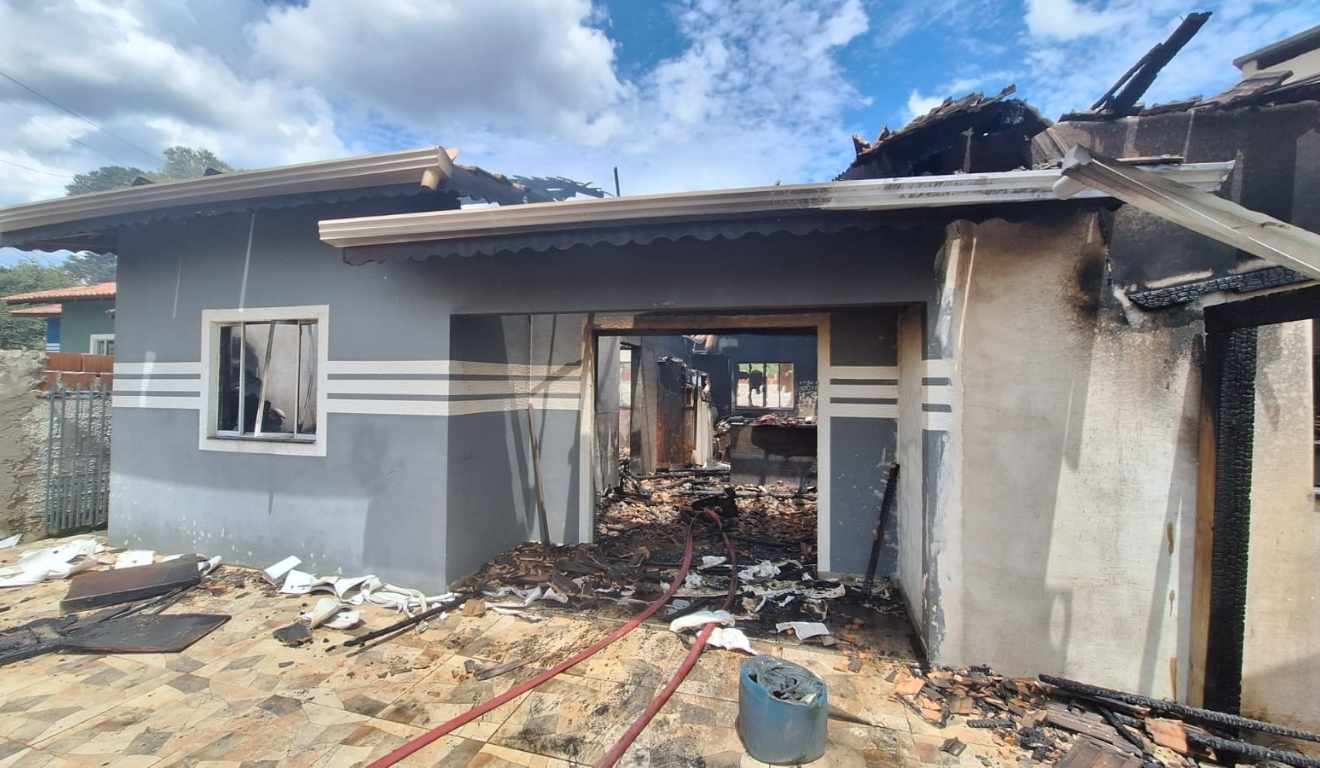 casa que pegou fogo com mãe e filha dentro