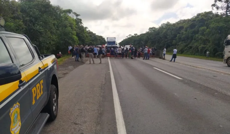 Cerca de manifestantes protestam no local. (Foto: Divulgação/PRF)