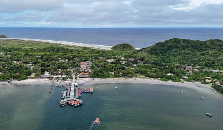 Região das Encantadas na Ilha do Mel