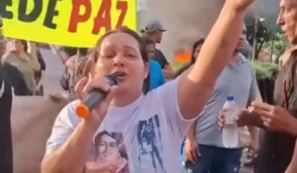 Mulher falando no microfone em protesto