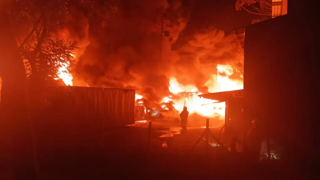 Fogo consumiu cerca de 800 m² da empresa, queimou quatro veículos e uma residência