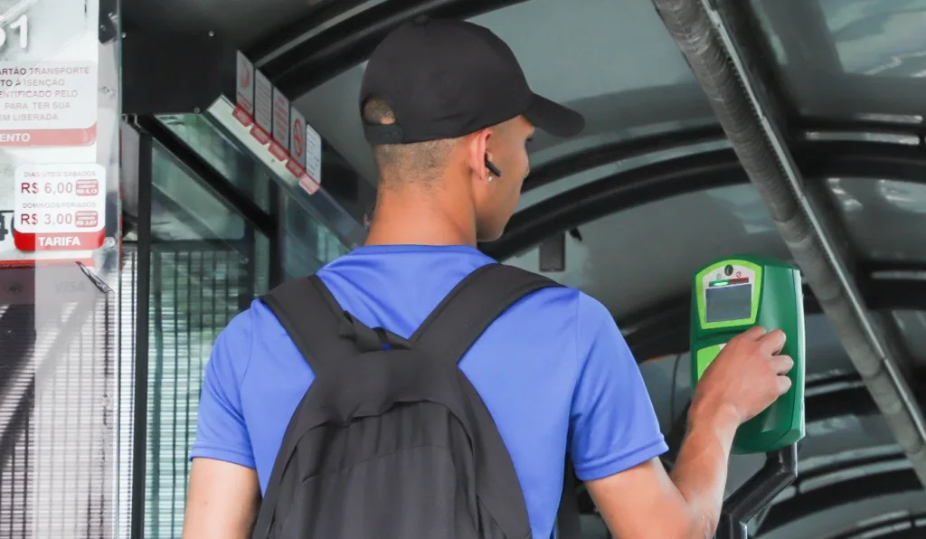 usuário utilizando o cartão-transporte 