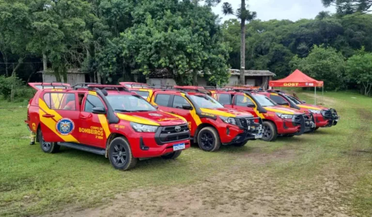 Cerca de 18 bombeiros atuam nas buscas pelo adolescente desaparecido