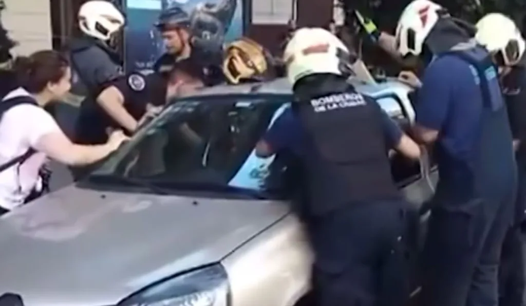 bombeiros salvando bebê que ficou trancada em carro