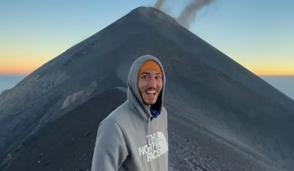 Homem tira foto em montanha