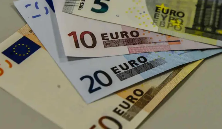 Notas de 10, 20 e 50 euros.