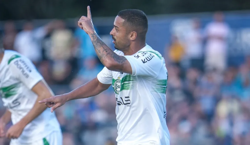 Dellatorre comemora um dos gols do Coritiba sobre o Azuriz.