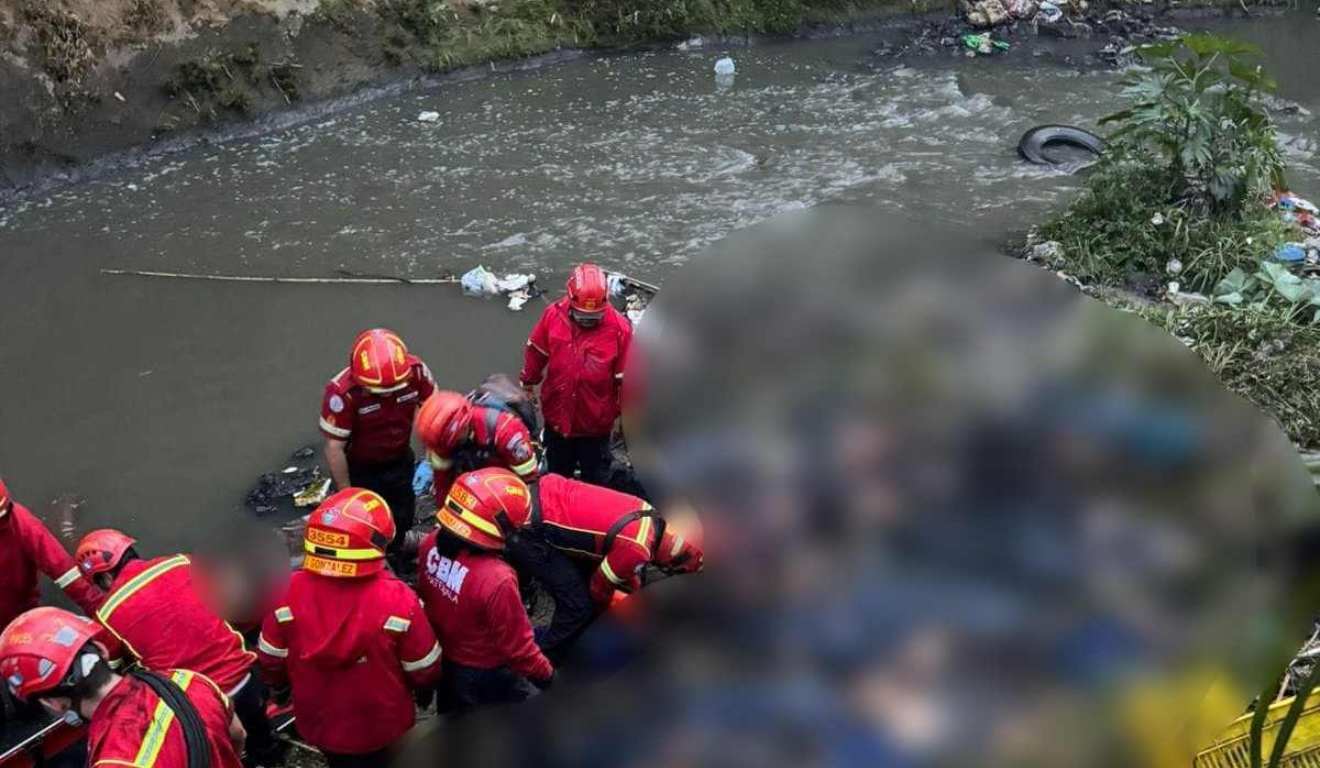 Corpos caídos no chão após acidente de ônibus