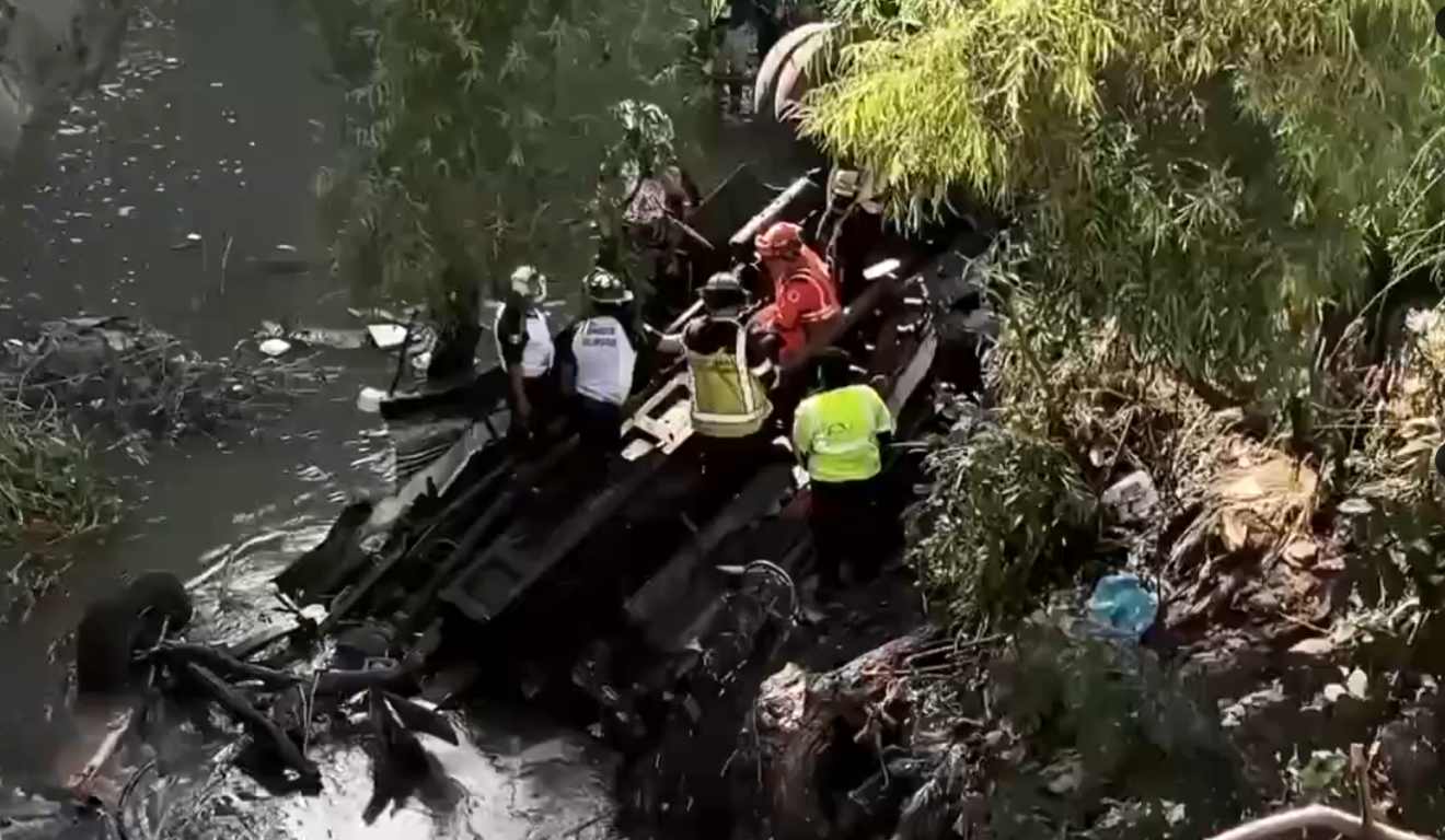 Ônibus caído em ribanceira