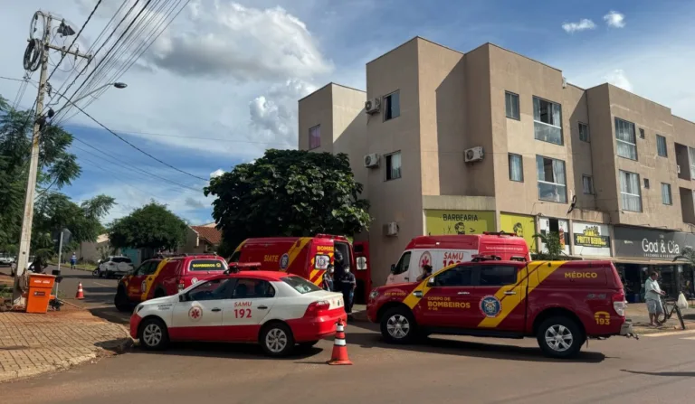 Após cair do segundo andar de um prédio em Cascavel, uma criança de 1 ano e 8 meses ficou gravemente ferida e precisou ser reanimada. Ela segue internada em estado grave após o acidente