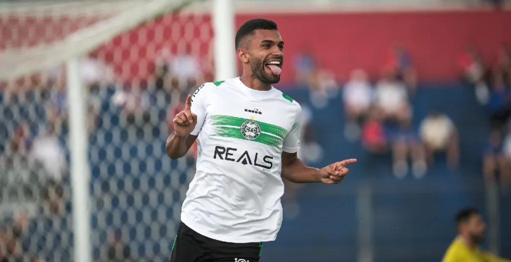 Vini Paulista comemora gol do Coritiba contra o Paraná Clube