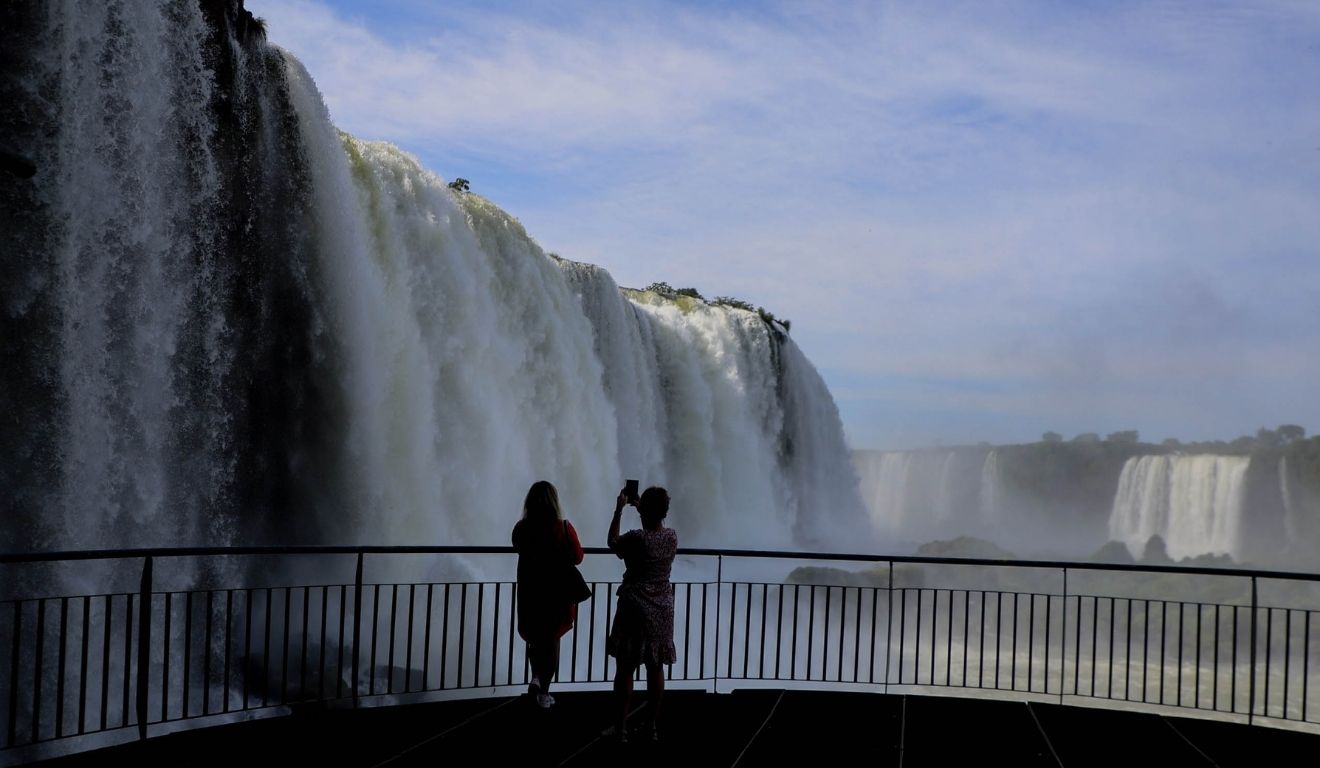 turistas estrangeiros tirando foto nas cataratas do iguaçu