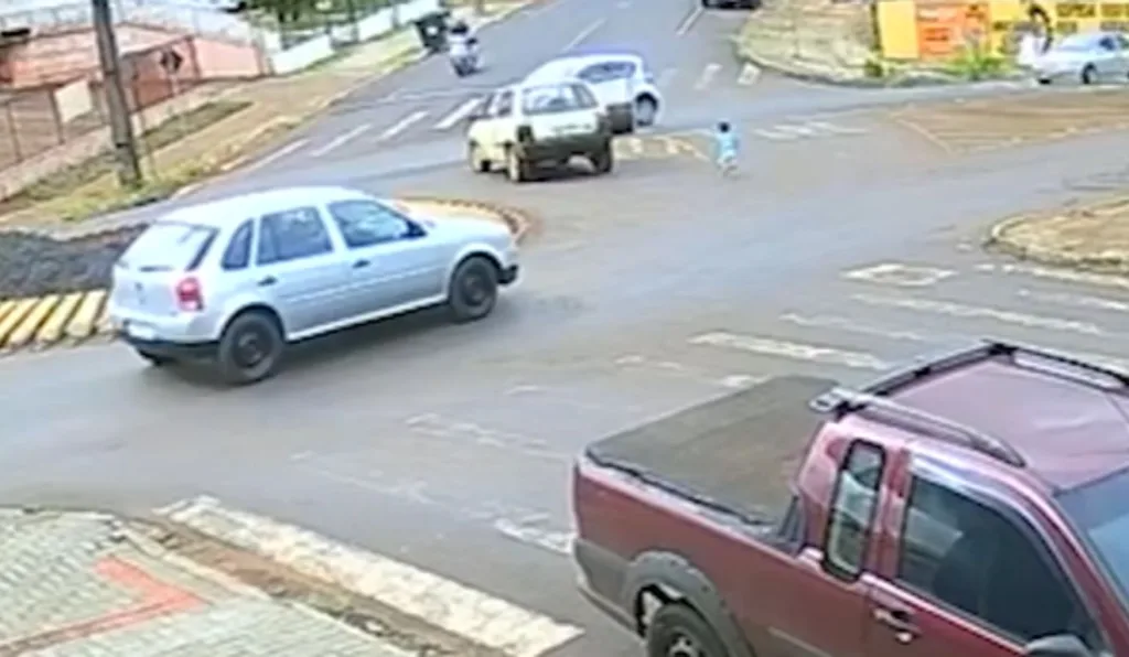 Criança cai de carro em movimento e caminha para retornar ao veículo no PR; vídeo