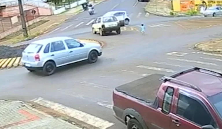 Criança cai de carro em movimento e caminha para retornar ao veículo no PR; vídeo
