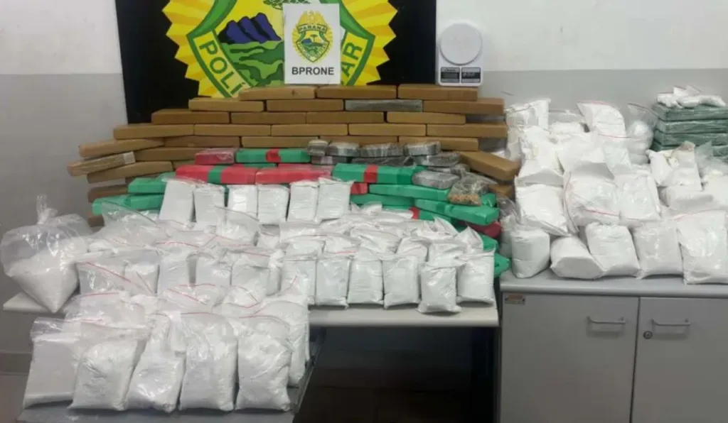 Drogas apreendidas pela RONE expostas pela Polícia Militar