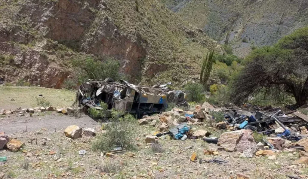 Ônibus perde controle, cai em penhasco de 800 metros e deixa aos menos 30 mortos