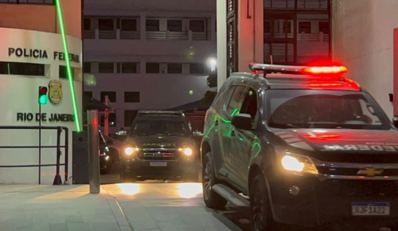 viaturas em frente à sede da PF no RJ