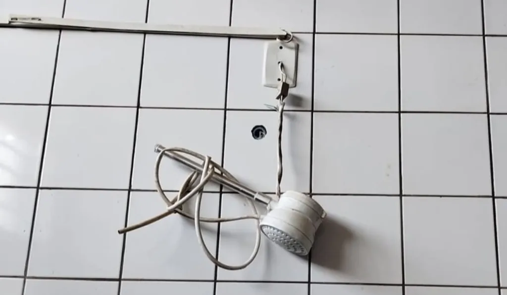 Chuveiro quebrado no vestiário visitante do Cianorte.,