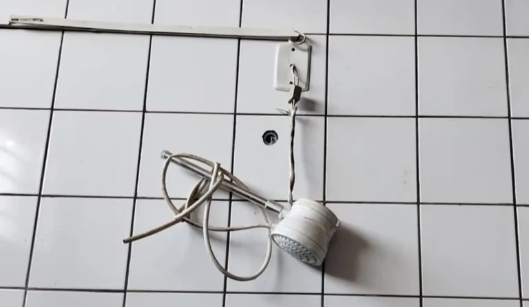 Chuveiro quebrado no vestiário visitante do Cianorte.,