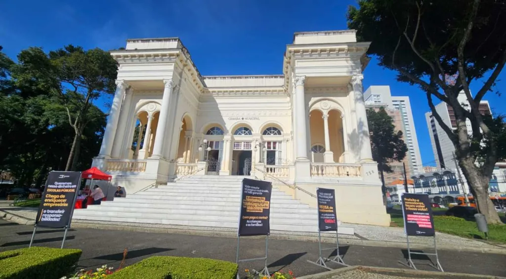 O projeto do vale-creche foi aprovado por 31 votos a favor, mas gerou polêmica entre vereadores da oposição, que questionaram a urgência na tramitação e na execução do programa.