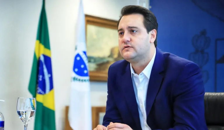 Ratinho Junior em reunião