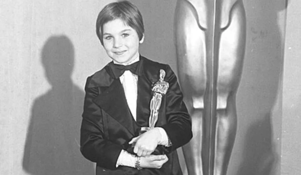 Tatum O'Neal quando criança ganhando Oscar