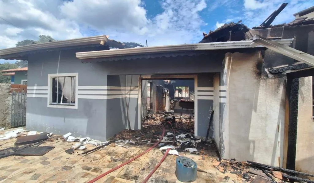casa que pegou fogo com mãe e filha dentro