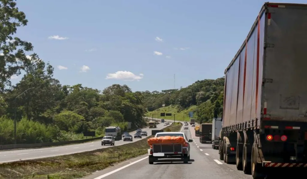 Estrada movimentada, sentido litoral
