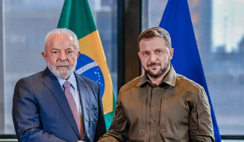 O presidente da Ucrânia, Volodmir Zelenski, ao lado do presidente do Brasil, Luiz Inácio Lula da Silva.