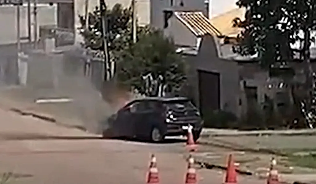 carro de suspeito de roubo pegando fogo após colisão