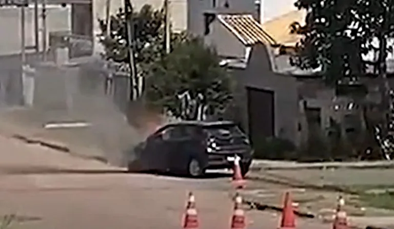 carro de suspeito de roubo pegando fogo após colisão