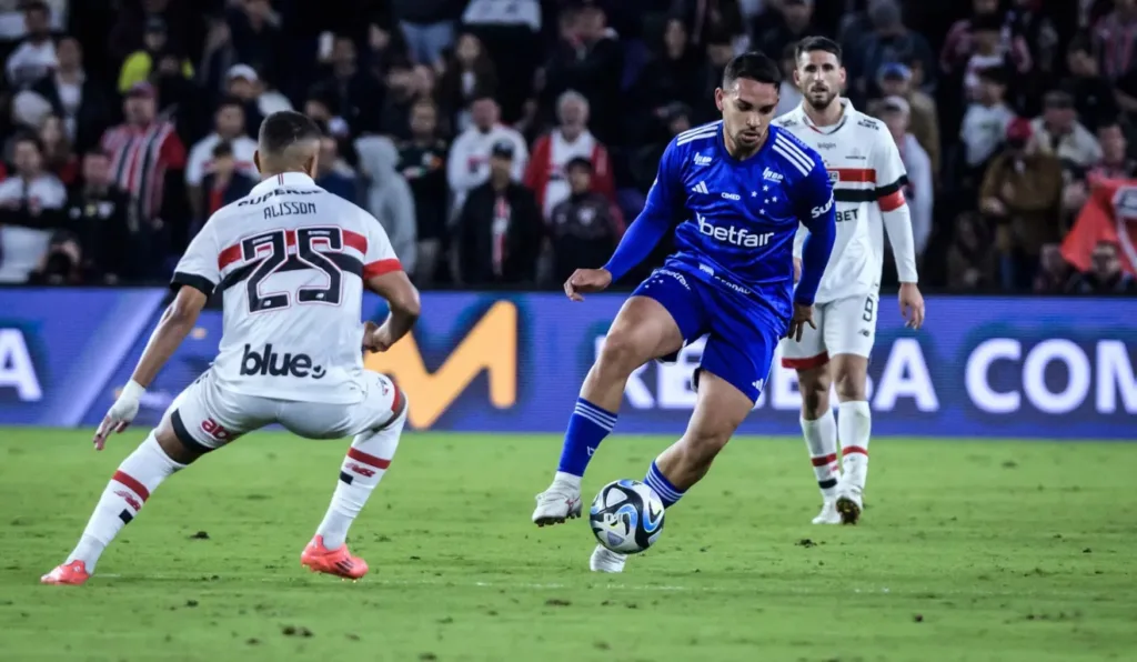 Fabrizio Peralta atua no Cruzeiro desde 2024