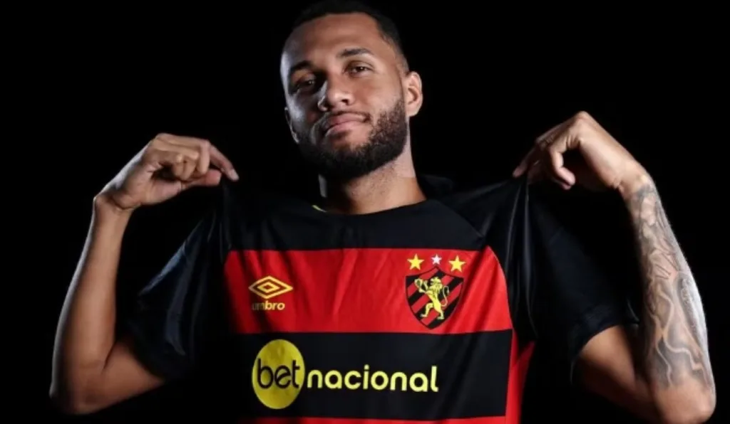 Gustavo Coutinho com a camisa do Sport, seu último clube.