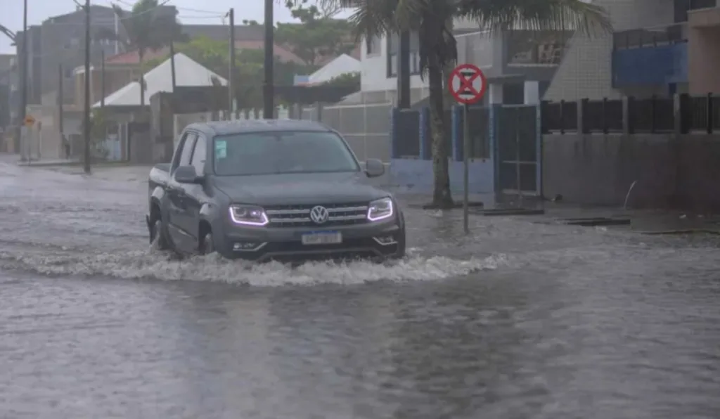 Carros enfrentam transtornos por causa de ruas alagadas