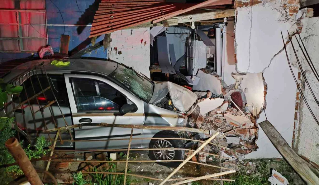 Motorista invade casa durante fuga alucinante
