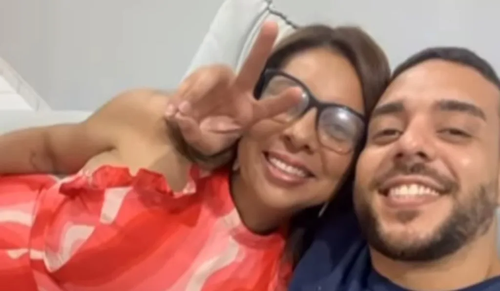 mãe ao lado do torcedor que foi estuprado em briga de torcida organizada