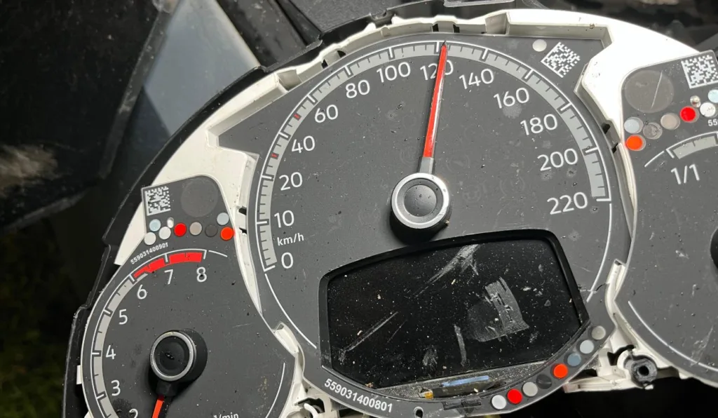 velocímetro de carro destruído em acidente na Rodovia João Leopoldo travado em 120 km/hJacomel, em PInhais